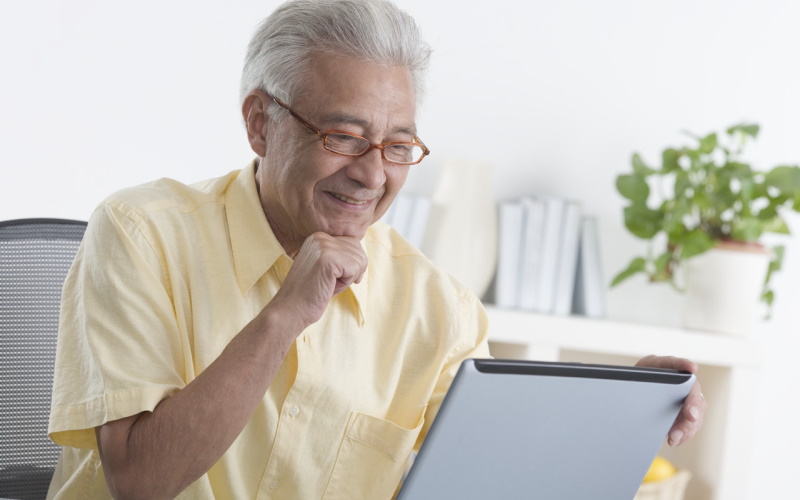 old-person-at-tablet